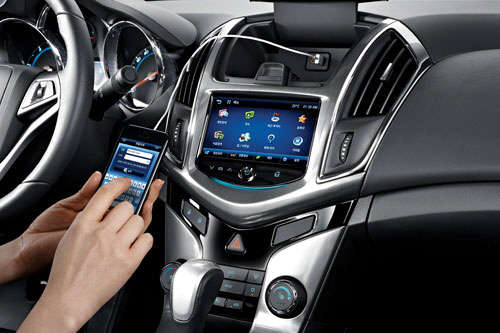 쉐보레 크루즈 마이링크 시연 모습. 사진= 한국GM 제공